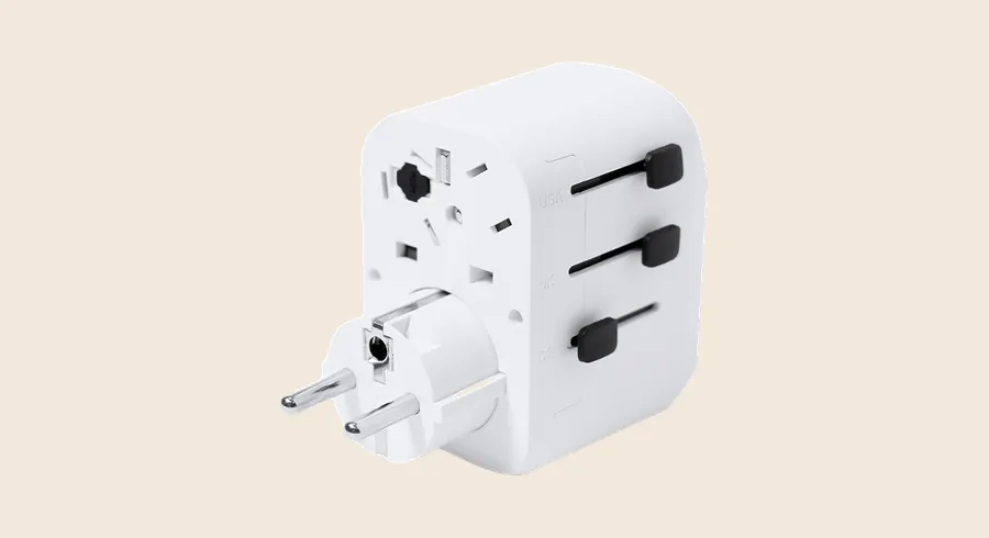 Adaptadores de viaje personalizados: adaptador de enchufes blanco multirregión con salidas USB y tipo C