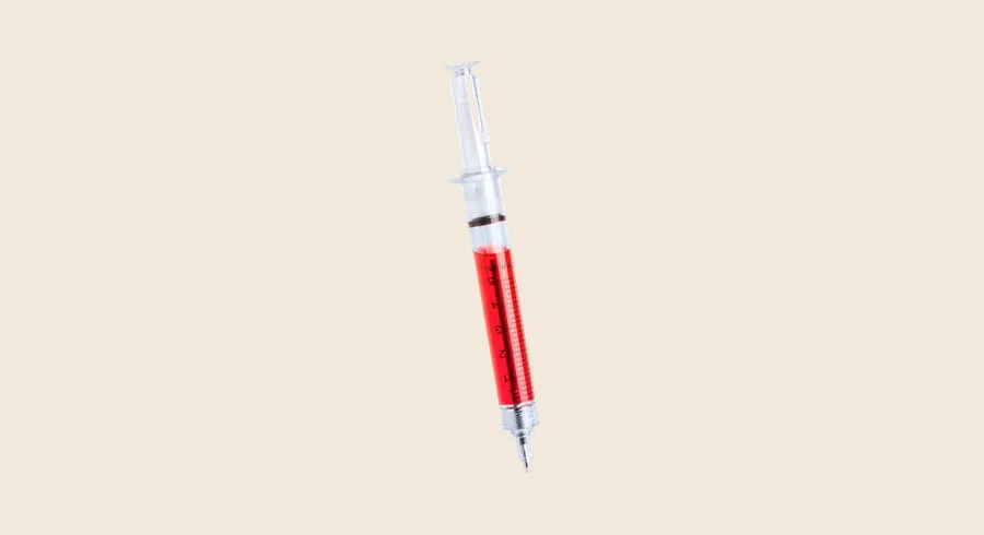 Bolígrafos originales personalizados: bolígrafo con forma de jeringuilla y líquido rojo en el cuerpo