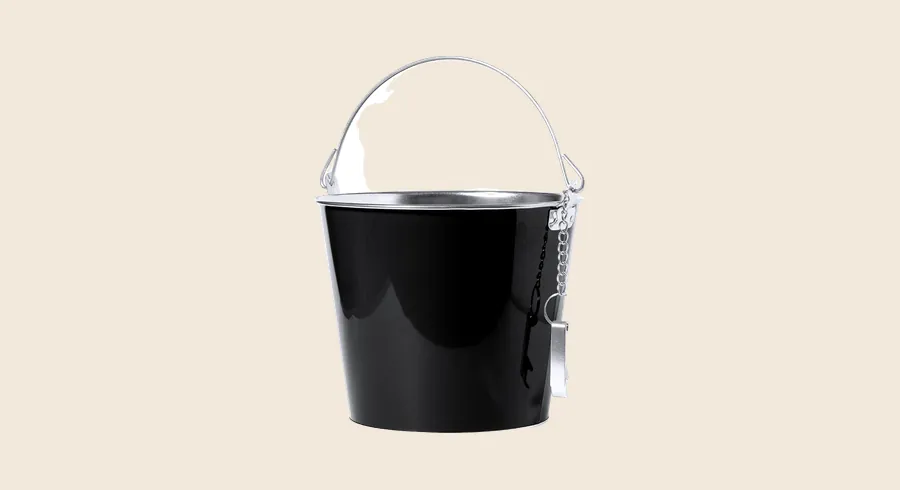 Cubiteras personalizadas: cubo de hielo negro con asa metálica
