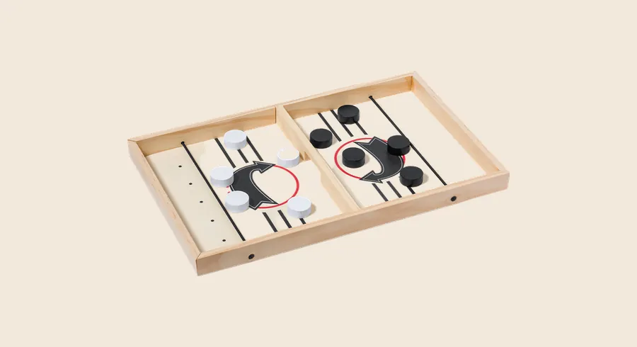 Juegos de mesa personalizados: juego de madera con fichas rojas y azules