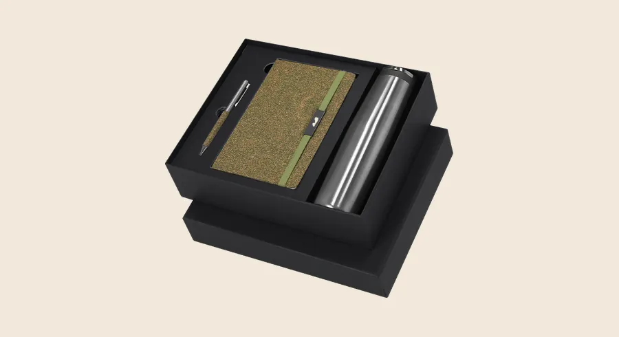 Kits personalizados para eventos: bloc de notas verde, bolígrafo y bidón térmico en caja negra de presentación