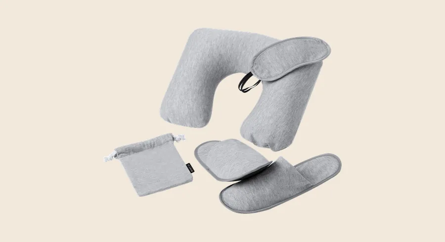 Kits de viaje personalizados: set de viaje gris con almohada de cuello, antifaz y zapatillas en su funda