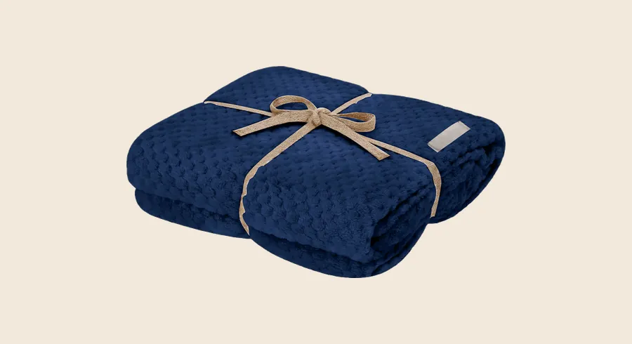 Mantas personalizadas: manta azul marino doblada con lazo