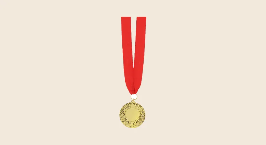 Medallas personalizadas: medalla dorada en relieve con cinta roja