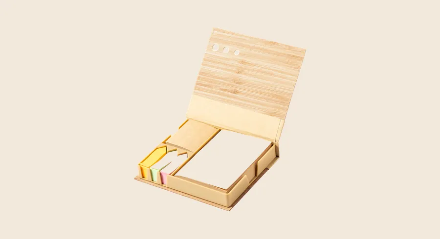 Papelería personalizada para hoteles: portanotas de bambú con notas adhesivas