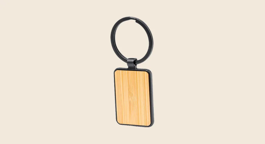 Pins y llaveros conmemorativos: llavero de metal negro con placa de bambú