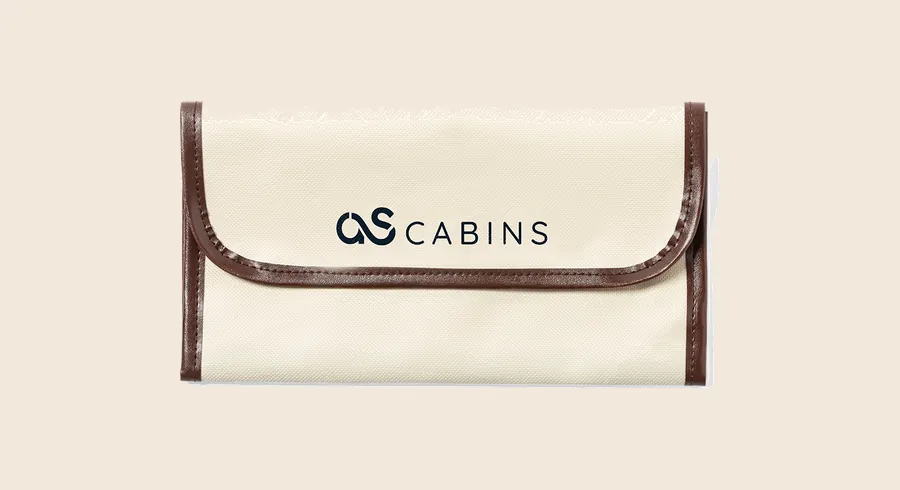 Portadocumentos de viaje personalizados: portadocumentos de tela natural con ribetes marrones y logo en la solapa