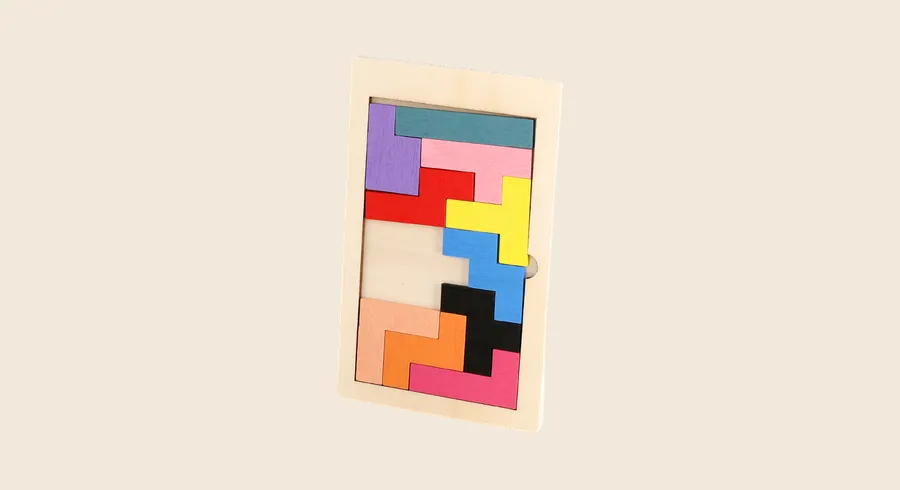 Puzzles de madera personalizados: puzzle de madera con piezas de colores encajables