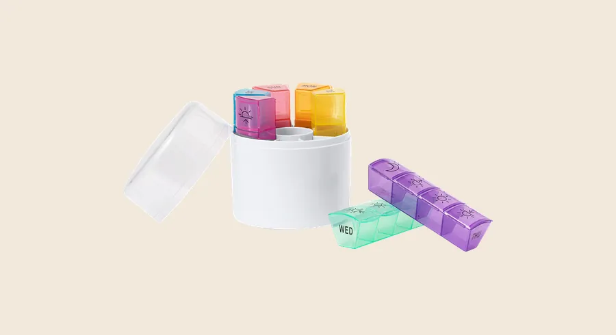Regalos para farmacias personalizados: pastillero semanal con compartimentos de colores