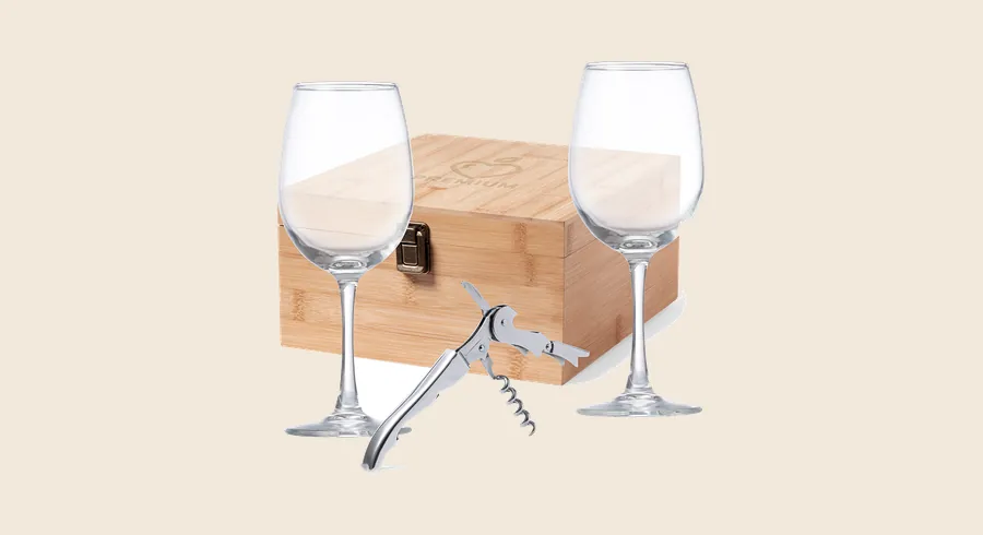 Regalos de vino para clientes: set de vino con dos copas y sacacorchos en estuche de bambú