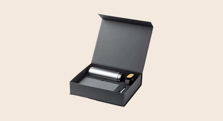 Sets de regalo para clientes: set con termo y libreta en caja de regalo abierta