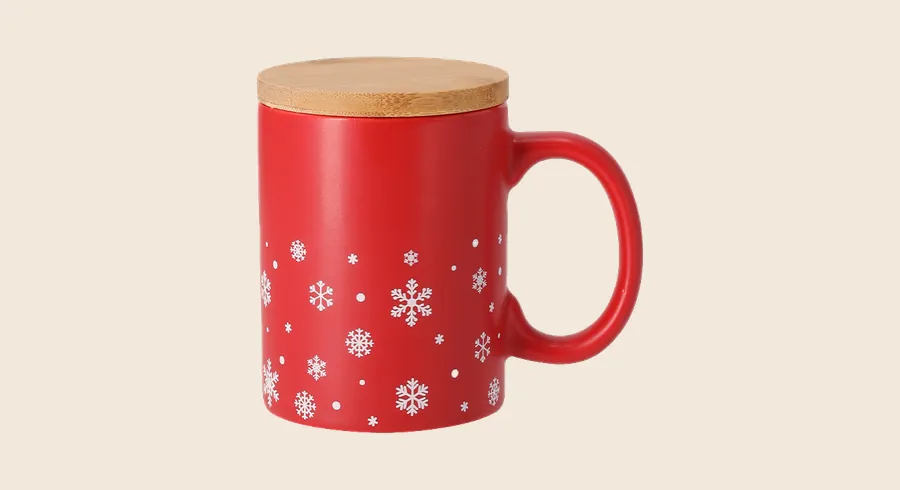 Tazas navideñas personalizadas: taza de cerámica roja con copos de nieve y tapa de bambú