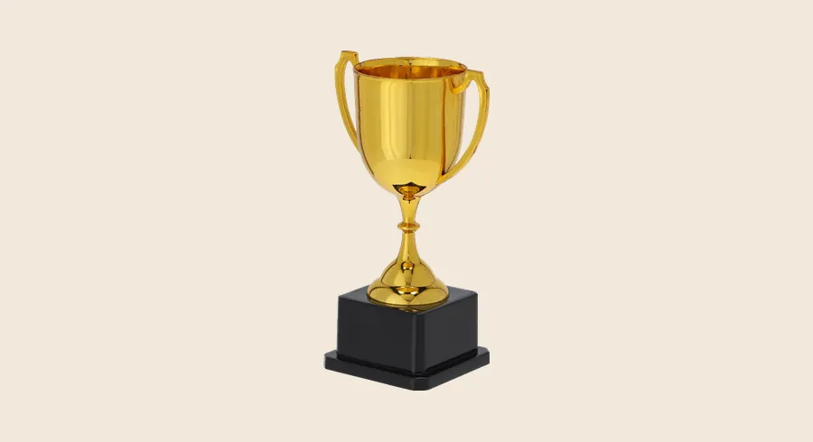 Trofeos personalizados: copa dorada sobre peana negra