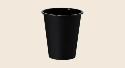 Vasos reutilizables con el cartel del festival